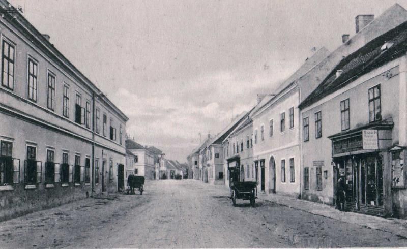 Das Haus von Fleischhauer Johann Wittmann (zweites Haus von rechts), in dessen ersten Stock sich später die Kanzlei des Rechtsanwaltes Dr. Josef Lamm befand, 1928. Sammlung Herbert Unger