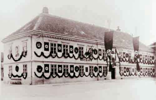 Wolkersdorfer Rathaus im Jahr 1938 mit NS-Fahnen und Hitler-Portrait