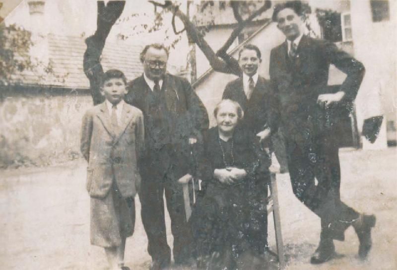 Familienaufnahme im Hof des Wohnhauses, ca. 1935. Von links: Josef jun. (geb. 1920), Josef sen., Mutter Katharina, Robert (geb. 1918), Paul Lande (geb. 1916). Sammlung Josef Lande