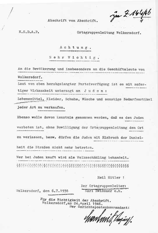 Wolkersdorfer Rathaus im Jahr 1938 mit NS-Fahnen und Hitler-Portrait